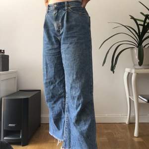 Levis jeans i model ”ribcage pleated crop”, hög midja med vida byxben ⭐️ W: 28 L: 27 pris: 250kr 
