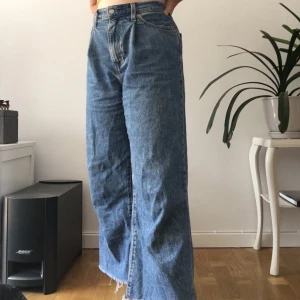 Levis jeans - Levis jeans i model ”ribcage pleated crop”, hög midja med vida byxben ⭐️ W: 28 L: 27 pris: 250kr 