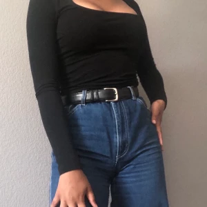 Tröja med uringning - Väldigt cool långärmad tröja från gina tricot passar mig med S och skulle till hundra procent passa på xs och kanske M beroende på hur man vill att den sitter❤️ Frakt på 44kr