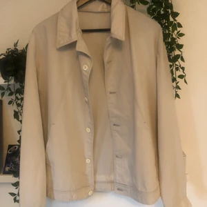 Beige jacka  - Snygg beige jacka i väldigt tunt material så perfekt till sommaren/hösten, säljer då den inte kommer till användning längre💗