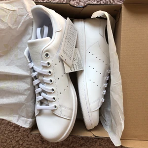 Adidas skor  - Helt nya adidasskor, storlek 39 1/3. Frakt tillkommer. Kan hämtas upp. 