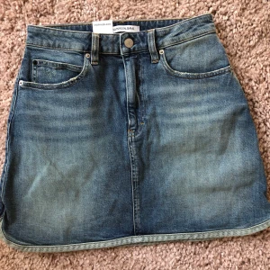 Calvin Klein kjol. Storlek M - Ny Calvin Klein kjol. 🌸superfin! Aldrig använd. Storlek M.