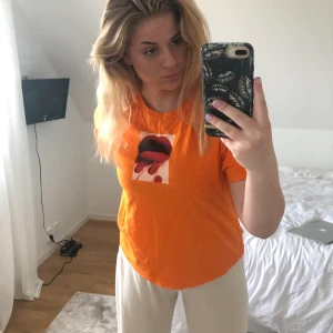 Organe t-shirt - Orange t-shirt med tryck, perfekt när man är solbränd. Från /STAY