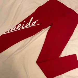  - Träningstights från Makeido aldrig använda endast testade. Formar rumpan väldigt snyggt!  Köparen står för frakten 