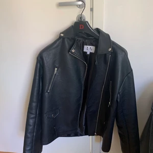 Oversized skinnjacka nakd x linn Ahlborg - Intressekoll På min favvo jacka ifrån Nakd x linn ahlborg, sparsamt använd.