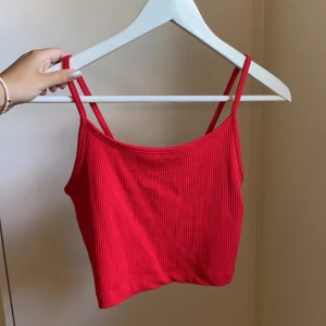 Ribbat linne - Säljer detta röda linne, aldrig använd utan endast testad! Strl S✨ Säljs för 50kr+22kr frakt😊