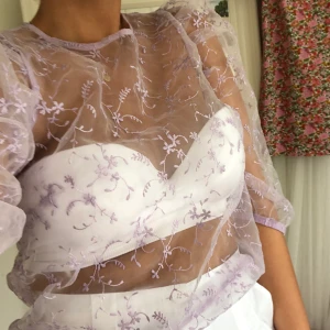 Drömmig blus - Föll pladask för denna men har aldrig haft ett tillfälle att använda den, dvs att den är oanvänd.