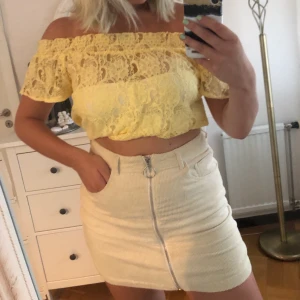 manschestetkjol - vit/bärs manchesterkjol, streschig både för mindre och större, köpt från bikbok!