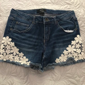 Shorts med spets S.38 - Shorts från Ellos i storlek 38 (passform som 36-38). Fint skick. Skickas mot fraktkostnad - kan samfrakta. 