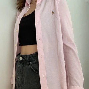 Ralph lauren skjorta ljusrosa - Äkta Ralph lauren Knit oxfort skjorta som aldrig är använd. Väldigt mjuk och i bra skick, kan anvädas bpde som skjorta eller kofta om man vill det. Nypris ca 1200kr, står för halva frakten. Om fler är intresserade så är det högsta bud som gäller 