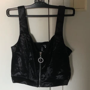 Svart polyester tröja med silvrig dragkedja - Jag säljer en svart topp från H&M eftersom den tyvärr inte kommit till användning. Du står för frakten ifall du inte vill mötas upp i Stockholm :). Det står storlek 38 men den passar även mig som brukar ha 36. 