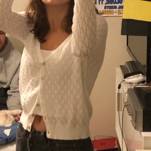 fin vit kofta  - en fin vit typ spetsig kofta