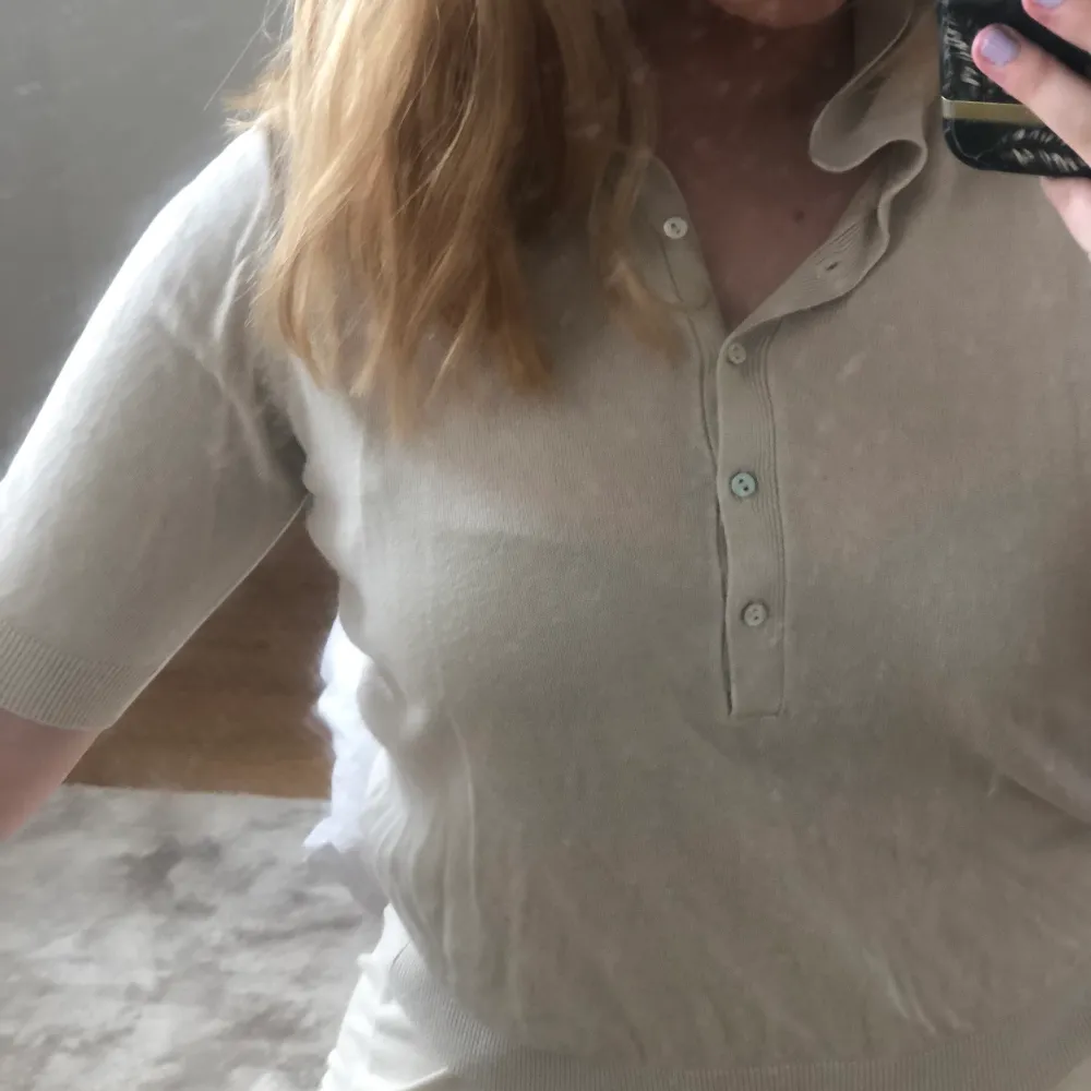 Beige piké från Lindex. Super fin och skön. Priset är exkl frakt.. T-paidat.
