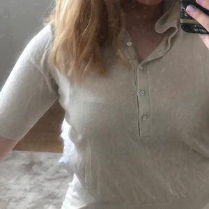Beige topp - Beige piké från Lindex. Super fin och skön. Priset är exkl frakt.