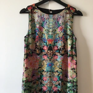 Mönstrad klänning - Superfin klänning med fint fall! 🌸 Snygg oxå med bälte i midjan! Polyester, ej stretchig. Plus frakt 36 kr - samfraktar gärna! 🌸✨