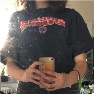 snygg tröja  - en t shirt köpt på beyond retro med ett tryck där det står ”chicago bulls”