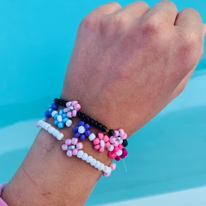Blomsmycken - Säljer häftiga smycken gjorda av glaspärlor. Färdiga Ringar kostar 20kr inkl frakt, designa själv 30kr inkl.Färdigt Armband 45kr inkl 55kr inkl designa själv. Färdigt Halsband 50kr inkl frakt, designa eget 60kr inkl. Gjort i stretchig genomskinlig tråd!