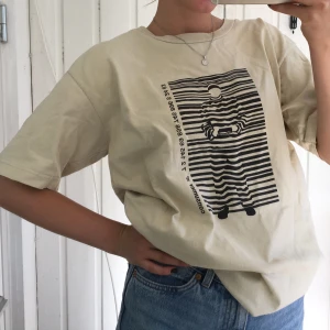 Beige t-shirt med tryck - En beige tröja med tryck fram och bak. Passar ungefär mellan XS-L beroende på hur man vill att den sitter 🦋 BUDA I KOMMENTARERNA (exklusive frakt, frakten ligger på 44kr) Avslutar budgivningen ikväll (den 11) kl: 20.00 🦋🦋