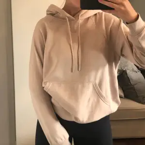 En rosa hoodie från H&M i strl S, knappt använd men lite nopprig. Frakt tillkommer!