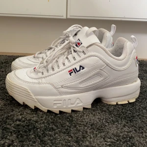 FILA skor - Använda ca 2 gånger pga för små! Några fläckar på ena sidan av skon, därav priset☺️