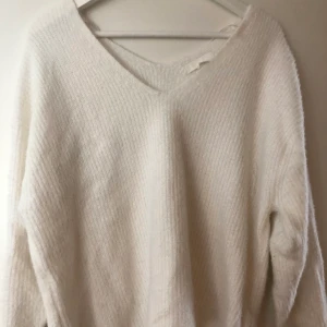 Vanlig basic stickad  - En vanlig basic stickad tröja ifrån HM. Använd fåtal gånger. Super skön och mjuk. Passar perfekt nu inför hösten. Frakt tillkommer 