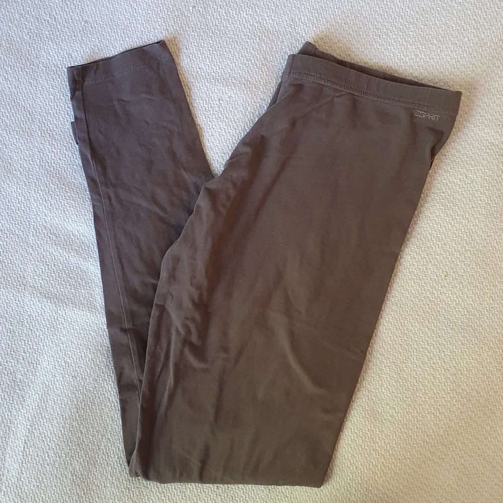Frakt INGÅR i priset! Ett par gråa leggings i storlek M 💐 är väldigt tunna och mjuka så passar perfekt nu i sommar.. Jeans & Byxor.