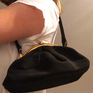 HANDVÄSKA BAGUETTE - Lyxig handväska i baguette-modell som kan bäras på många olika sätt. Går lätt att öppna och stänga. Frakten ingår!💗