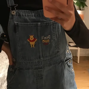 Hängsleshorst - Hängsleshorts med nalle puh karaktärer. Köpt på Beyond Retro. ❤️🧡💛