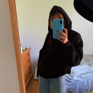 INTRESSEKOLL PLAYBOY HOODIE - asfet oversized hoodie med trycket ”playboy” på både fram och baksidan ⚡️⚡️ säljer endast om jag får ett bra bud 🤍🤍 senast jag tittade på hemsidan var den slutsåld i denna färg ✨🤍