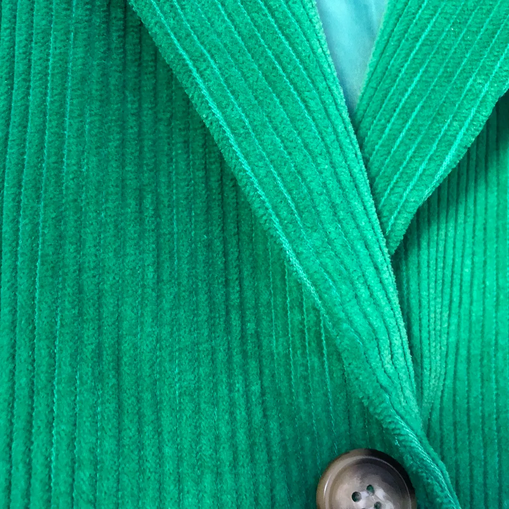 Grön blazer i manchester, storlek S men passar även M använd få gånger. Köparn står för frakt💕. Kostymer.