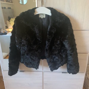 Lurvig jacka - Säljer denna lurviga jackan pga att den inte används. Tjockt material som fungerar under vår/höst. Mycket bra skick! Köpare står för frakt