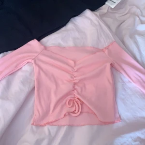 Sommartopp - Säljer denna sjukt fina tröja som tyvvär inte används längre💓 sitter super snyggt & är bekväm! En ljusrosa offshoulder top med snöre & även croppad💓