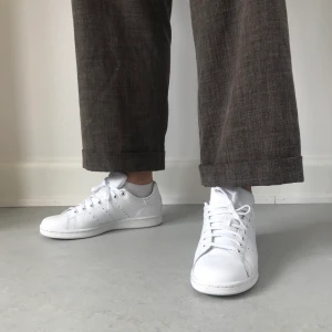 ADIDAS Sneakers Stan Smith  - Sprillans nya Stans Smith Adidas i stl 40 2/3. Säljer pga att dom är för små. Aldrig använda. Nypris 899kr. Kunden står för frakt. Pris kan diskuteras.