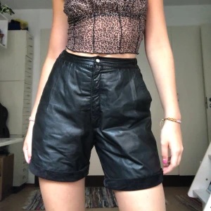 Lädershorts  - Coola shorts i läder. Jag har klippt de själv. De är klälånga på mig(1,67) men snyggt att vika upp de. Passar st S. Köparen betalar frakt❤️
