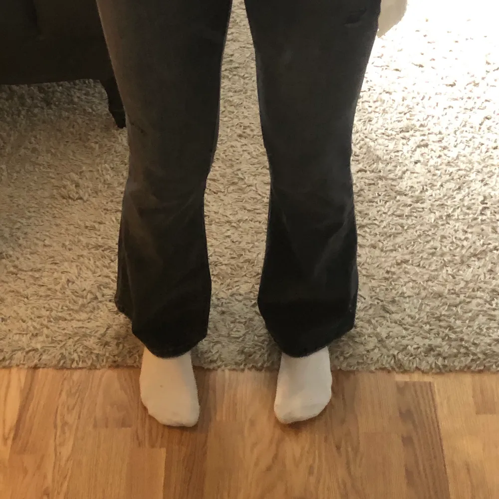 Svarta bootcutjeans från zara!! Långa ben, passar bra på mig som är 177 eller om du gillar dem långa🥰💗. Jeans & Byxor.