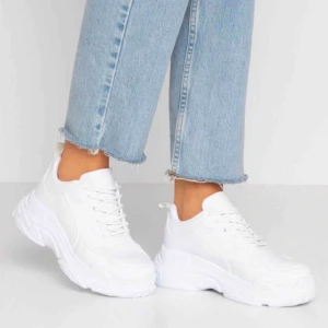  - Snygga chunky sneakers, knappt använda men finns lite slitningar.