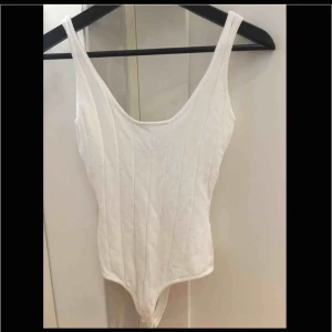  - Super snygg body från BERSHKA. Säljer pga att jag råka köpa fel storlek :(