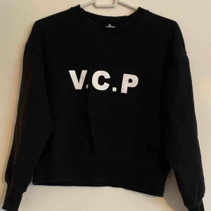  - Sweatshirt från MQ i kortare modell, är i storlek S men är mer som en XS/S! Superfint skick