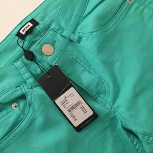  - Helt nya stretchjeans från Bik Bok endast testade och prislapp kvar. Nypris 199:-. Jag säljer dom för 100 kr. 