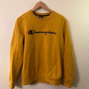  - Säljer denna sweatshirt från Champion, den är storlek S och har använt den kanske 3 ggr på 2 år. Köpare står för frakt :)))