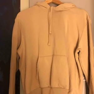  - Beige hoodie från divided, använd 1 gång Köparen står för frakt