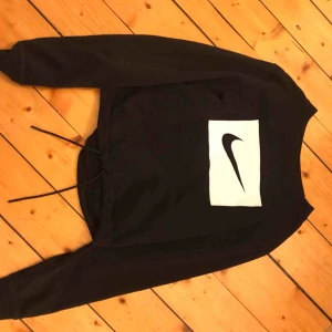  - Tröja från nike med snörning längst ner, använd få gånger Säljer pga använder inte Köparen står för frakt