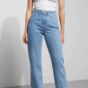  - Weekeay jeanse i modellen Row, ljusblå färg och avklippta längst ner, fortfarande långa på mig som är 160! Köpta på plick men tyvärr lite stora....  (har ngn dessa i en mindre storlek hör av er;)