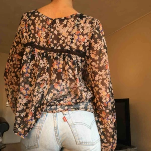  - Söt transparant topp från Zara. Känns knappt som att man har nåt på sig med den, perfekt för sommaren med endast bh under. ✨