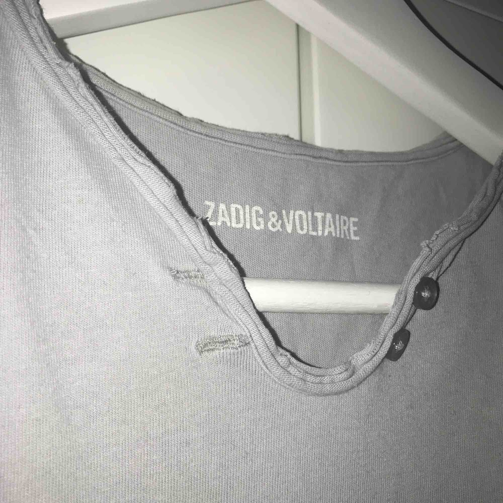 Säljer min sjukt snygga Zadig t-shirt i grått med en döskalle på ryggen! Superfint skick, nypris ca 900 (frakt tillkommer, snabbaffär) säljer pga för liten:((. T-shirts.