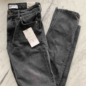  - Budgivning på dessa populära och helt slutsålda Zarajeans med slits. Nyinköpta och oanvända med alla lappar kvar, säljer pga för små!!🥰 Bud just nu: 400kr 