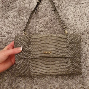 DKNY - Näst intill oanvänd. 