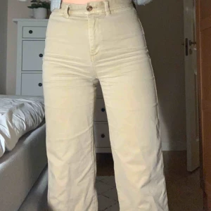 - Beiga lite kortare, vida jeans. Amerikansk storlek men passar mig, som normalt har 36/S