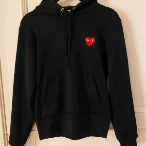  - Svart hoodie från COMME DES GARÇONS PLAY❤️ Självklart äkta! Köpt för 2300kr på Farfetch! Knappt använd. Är i storlek S men passar även XS! Köparen står för frakten som kommer vara på 63kr! Många intresserade så därför börjar en budgivning från 899kr!