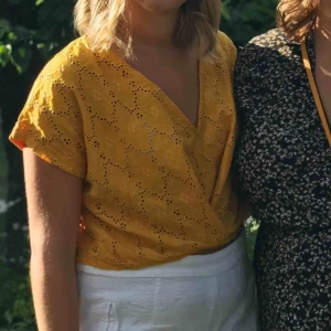  - Gul topp från Zara, storlek S. Använd två gånger✨ Säljer pga bristande användning🌿